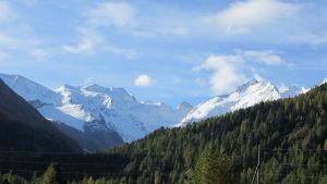 Mitte: Piz Palü 3.900m, rechts: Piz Bernina 4.048m